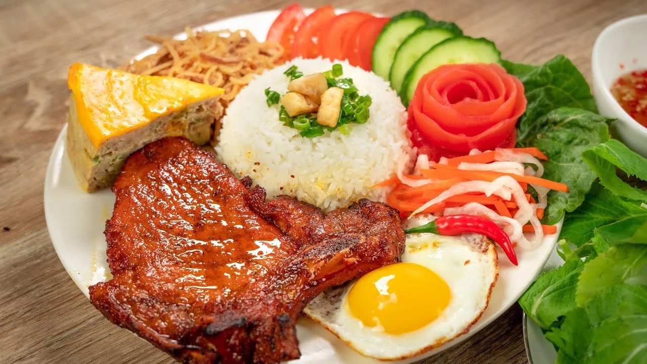 Broken rice with grilled pork, pickled veggies